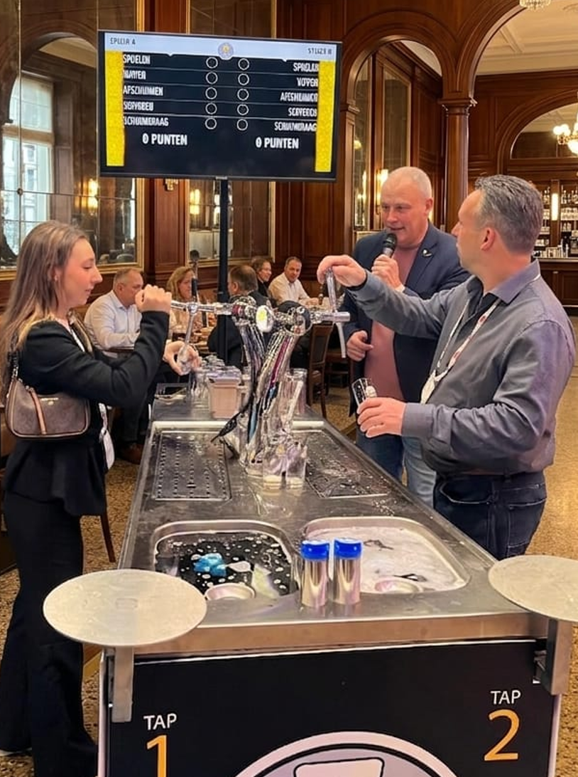 Head-to-head biertappen aan de TapChallenge bar, met het scorebord erboven