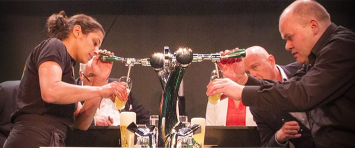 Twee deelnemers tappen tegen elkaar op het podium tijdens een TapChallenge